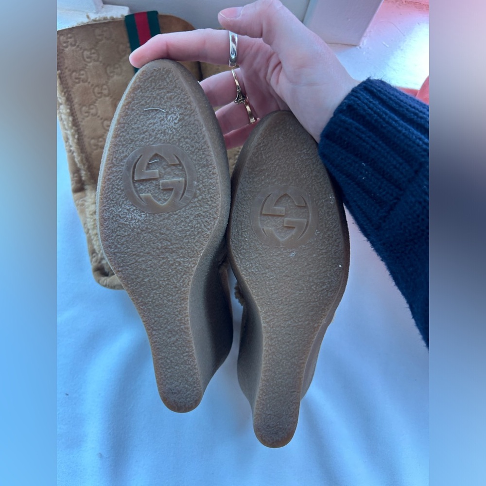 Gucci Camel GG Monogram Shearling Wedge Boots Size 7.5 - Picture 9 of 9